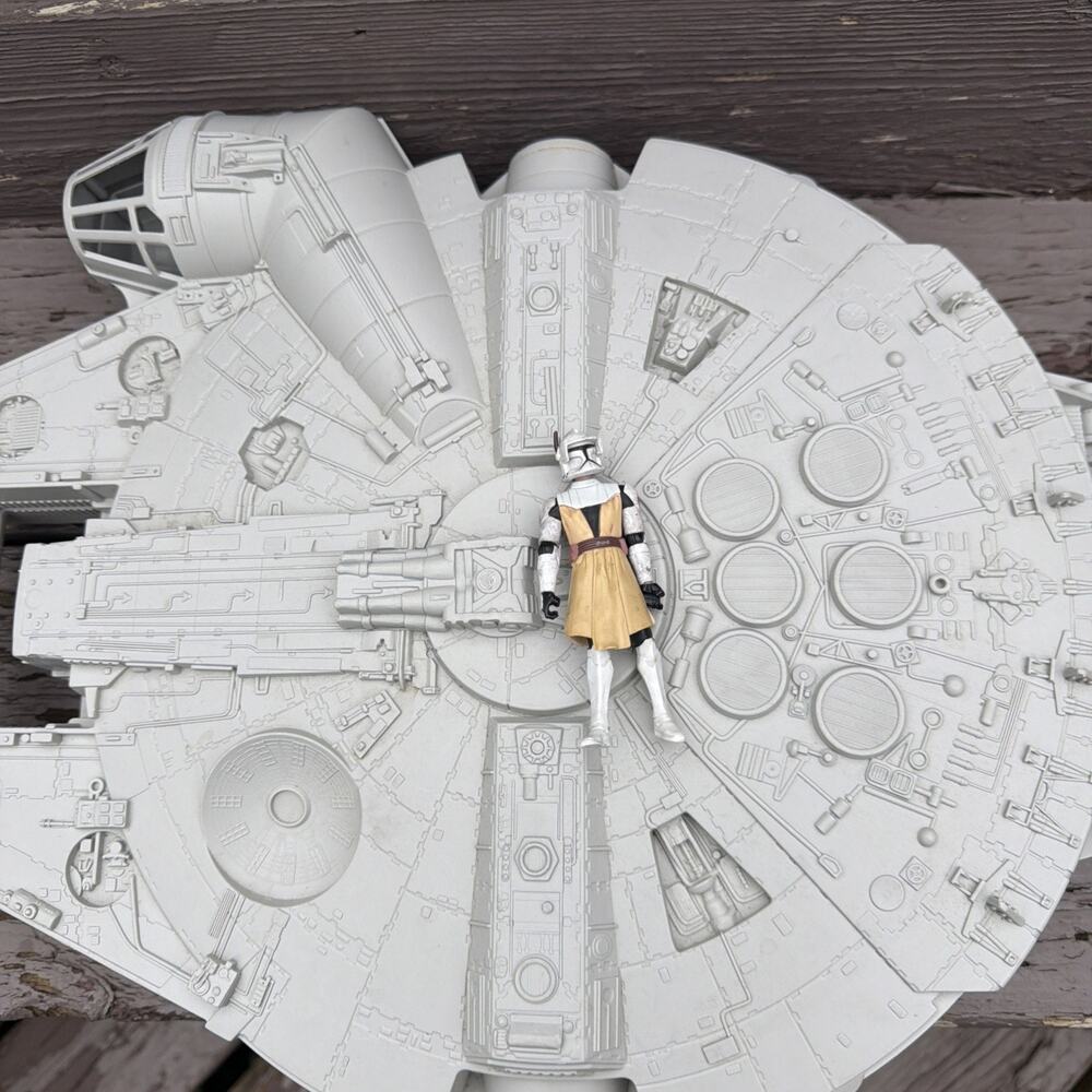Vintage 1997 Star Wars Millennium Falcon Carry Case + 2008 Obi-Wan Kenobi Figure